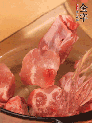 排骨冷水下鍋，加料酒、姜片，煮開綽水