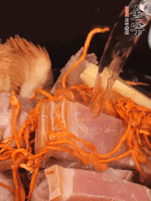 將所有食材一起倒進鍋中，加水沒過食材，燉煮30分鐘即可