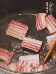 鍋中放菜籽油燒熱，下咸肉、冬筍略微煸炒