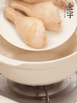 雞腿、火腿、干貝、蒜頭放入砂鍋內(nèi)燉1小時