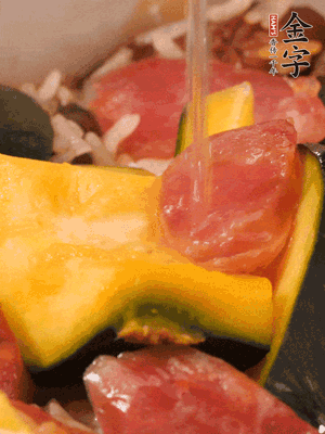 倒入溫開水，水量高出米面一個指節(jié)。