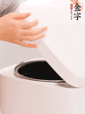 泡發(fā)香菇的水和調(diào)好的醬汁混合在一起，倒入電飯煲中，煮飯。