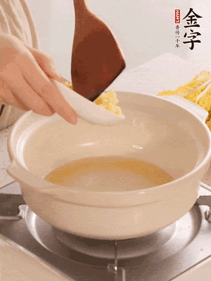 鍋里留少量底油煸香火腿和姜末。