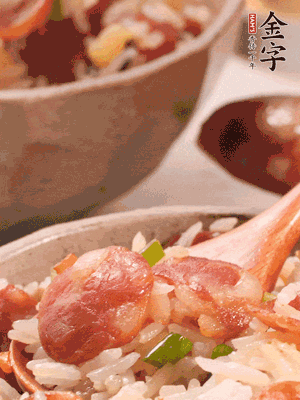 開蓋后，沿鍋邊淋2大勺花生油，大火烤出鍋巴。輕輕翻拌一下，撒點蔥花。