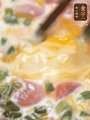 三個全蛋中加適量牛奶、鹽、黑胡椒粉、臘腸、蔥花攪拌均勻