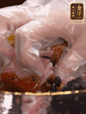 排骨洗凈后（蠔油、生抽、老抽、鹽、糖、淀粉、豆豉、蒜蓉、姜絲）腌制30分鐘