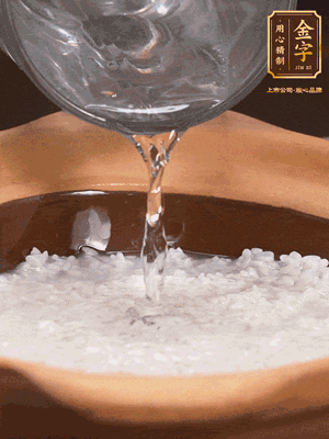 砂鍋底部刷一層油，加入大米和開水，水高1cm,大火燒開后轉(zhuǎn)中火煲5分鐘，到水微收干