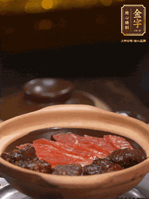 鋪上臘腸和排骨，鍋邊淋一圈油，小火煲10分鐘