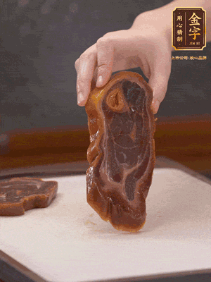 處理節(jié)瓜，刮掉表層的皮和毛，洗凈后去掉瓜蒂，切大塊