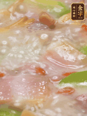 最后下蟶子，一點白胡椒調(diào)味，煮到白色湯汁出來。撒點枸杞點綴