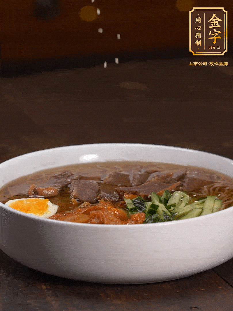 放入冰涼的冷面湯碼上黃瓜絲、泡菜、牛肉、雞蛋，撒點白芝麻