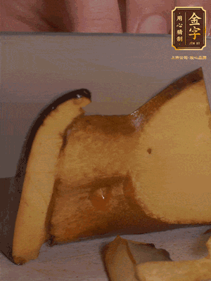 2個牛肝菌切丁，1個牛肝菌切片；金字香腸1根切丁，1根切片