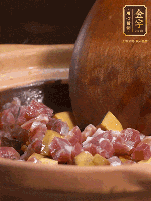 熱油下蒜片，倒入香腸丁、牛肝菌丁翻炒出香味