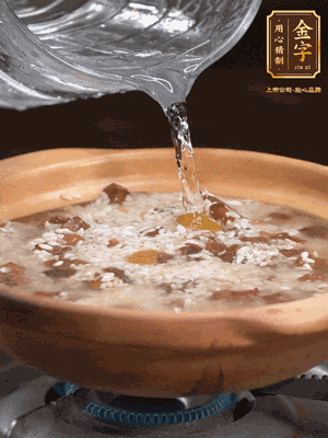 再倒入泡了30分鐘的大米翻拌均勻，加水稍微沒過（米水比例1:1），中火燜煮，到冒大泡，大致5分鐘