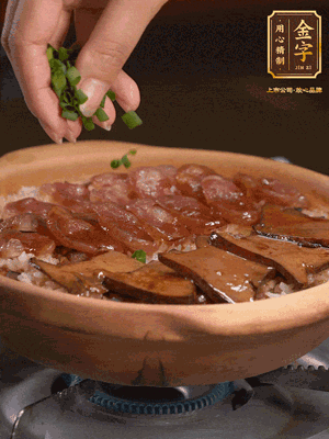 最后鋪上牛肝菌，爭分奪秒地倒上醬汁，撒點小蔥花