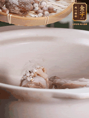 焯好水洗凈的鴨肉、薏米、芡實(shí)、蜜棗+適量水煲1小時(shí)