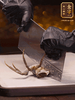 用刷子刷干凈六月黃，一斬二。把蟹蓋、蟹胃拿出來。