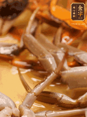 鍋中少油，螃蟹下到鍋中煎一煎