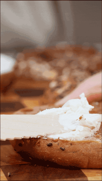 貝果在烤箱中180度復(fù)烤5分鐘，涂上芝士