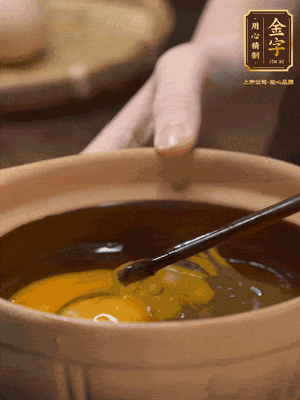 雞蛋打入砂鍋，充分打勻，1.5倍的溫水加一勺鹽，倒入蛋液中，攪拌均勻后用勺子舀去表面浮沫