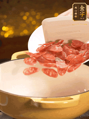 鍋里放油，香腸煸炒出多余的油脂，然后放小米辣