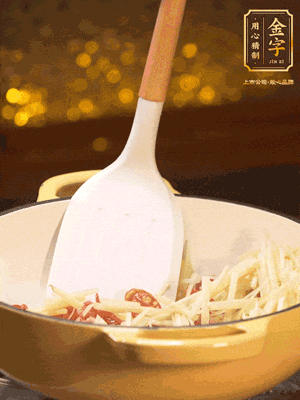 再放嫩姜絲，翻炒出姜絲的辣味