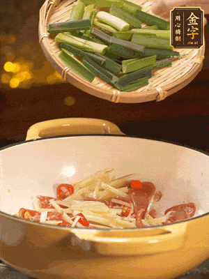 接著放蒜葉，來一點(diǎn)鹽，一點(diǎn)醬油調(diào)味翻勻