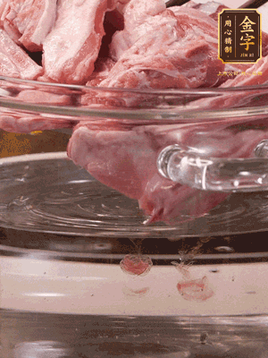 羊排清水洗凈，冷水浸泡30分鐘-2個(gè)小時(shí)，去除血沫。冷水下鍋，小火加熱析出血水后洗凈備用