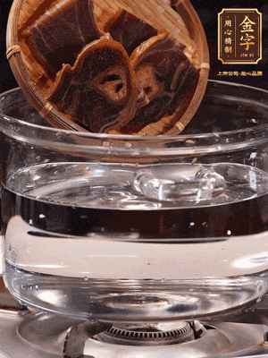 火腿蹄片，冷水下鍋，加蔥姜、料酒焯水