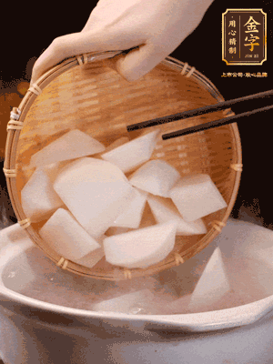 大火煮開(kāi)后，轉(zhuǎn)中小火燉40分鐘，挑出蔥結(jié)，再下蘿卜燉20分鐘