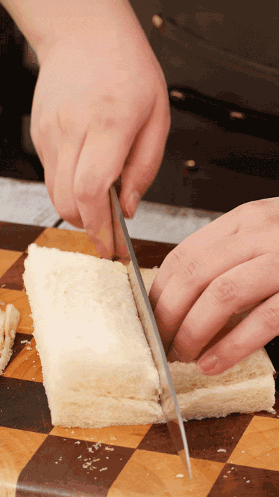 土司改刀去邊，切成適當(dāng)大小