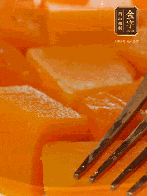 南瓜去皮，一半切塊備用，一半切塊蒸熟，碾成泥