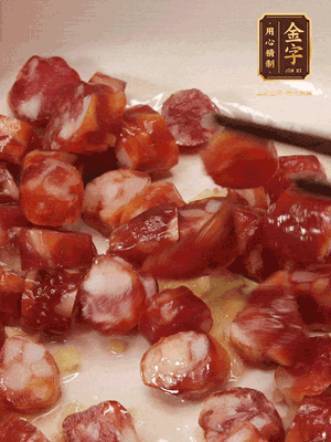 砂鍋熱油，下姜絲、香腸煸香