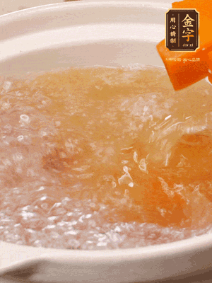 倒入開水、南瓜塊、南瓜泥中火煮5分鐘