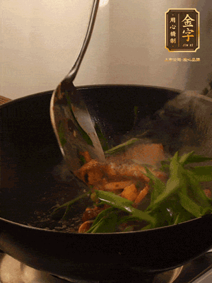 黃豆醬、鹽、糖調(diào)味，淋一圈花雕酒，蒜白先下，蒜葉后下