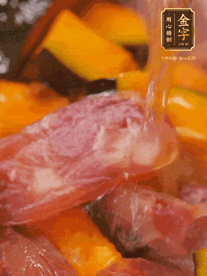 下香腸，倒沒過南瓜的水，加1/2勺鹽、1/2勺白糖、1勺蠔油燜8分鐘