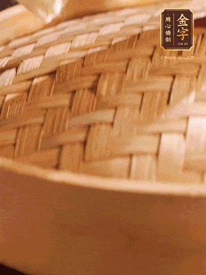 將香腸、醬油肉、臘肉放入蒸容蒸20分鐘