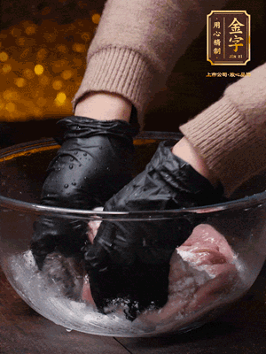 豬肚放入面粉、鹽、白酒，反復(fù)揉搓（重復(fù)3遍），洗掉表面的黏液。再把豬肚翻過來，剪去油脂，一樣反復(fù)揉搓干凈