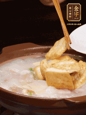 倒入開(kāi)水大火煮開(kāi)，轉(zhuǎn)中小火放咸肉，放一點(diǎn)點(diǎn)糖、味精慢燉10分鐘
