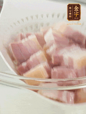 金字淡咸肉、排骨分別加料酒、蔥、姜冷水下鍋焯水，水開撇去浮沫撈出。