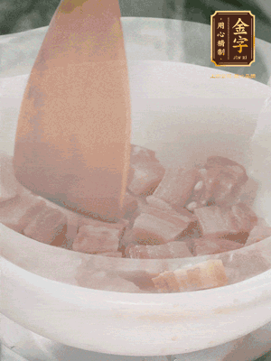 砂鍋內(nèi)咸肉微微煸出香味，再倒入開水。放排骨滾開后轉(zhuǎn)中小火篤30分鐘。（水盡量一次加足，以免中途加水沖淡鮮味。這一步是湯底濃白的關(guān)鍵）