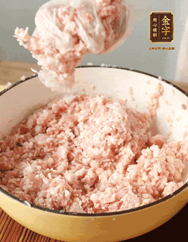 肉丁、咸肉丁、一丟丟鹽、料酒拌勻，反復(fù)摔打上勁。接著加入1兩蔥姜水，反復(fù)拌勻摔打上勁。前后共加3遍。3遍后筍丁，接著反復(fù)摔打上勁。最后加入1個(gè)蛋清、3茶匙生粉拌勻摔打上勁