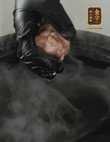 獅子頭摔打至圓潤(rùn)牢固，等水煮開后，放獅子頭