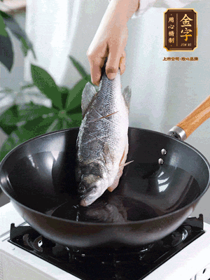 熱油，加1大勺豬油、姜片，再下鱸魚，煎至定型后翻面。（加點(diǎn)豬油，燉出的魚湯更容易變?yōu)榍逅哪贪咨?。?>
					</div>
					<span>步驟 3/6</span>
					<p>熱油，加1大勺豬油、姜片，再下鱸魚，煎至定型后翻面。（加點(diǎn)豬油，燉出的魚湯更容易變?yōu)榍逅哪贪咨?。?/p>
				</li><li>
					<div   id=