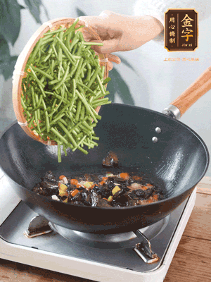 熱油煸香蒜末、姜粒、小米辣，再下臘肉煸炒出香味