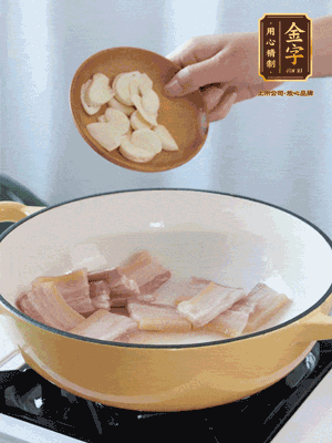 熱油下咸肉煸出香味，加蒜片、毛豆翻炒均勻