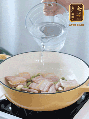 倒入熱水，加絲瓜、腐竹