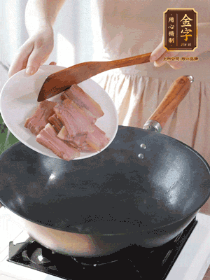 豬油熱鍋，下咸肉煸香，再下蔥姜提鮮