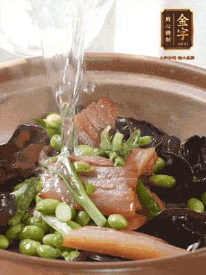 轉(zhuǎn)入砂鍋，加入開水、百葉結(jié)燉煮10分鐘