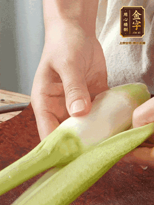 茭白去皮切絲，下鍋稍稍汆燙一下瀝干。